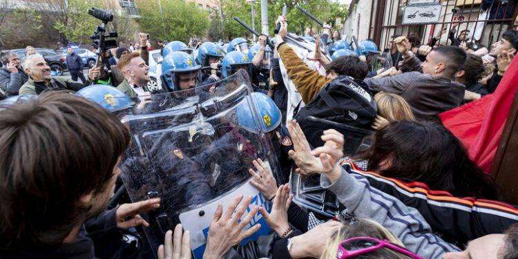 ‘Fuori la guerra dagli atenei’, scontri a La Sapienza