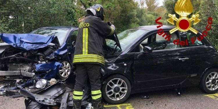 Arzachena, scontro frontale: estratte dalle lamiere tre persone