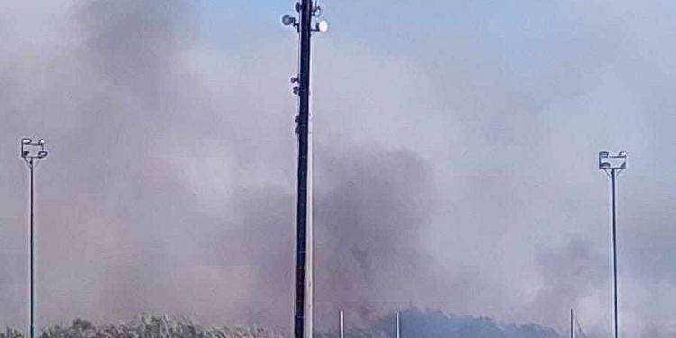 Fiamme a Elmas, fumo visibile in tutto l’hinterland cagliaritano