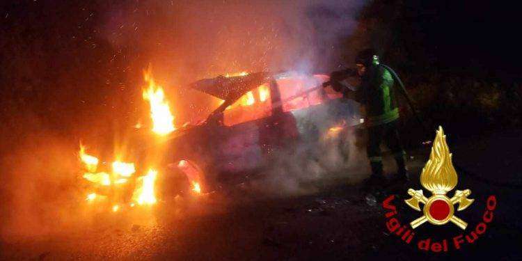 Auto finisce fuori strada e prende fuoco, paura a Trinità d’Agultu