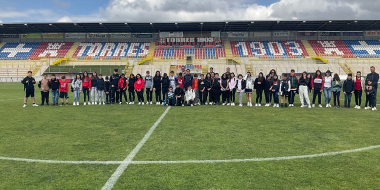 Calcio, studenti e studentesse dell’Istituto comprensivo Latte Dolce Agro in visita allo stadio della Torres