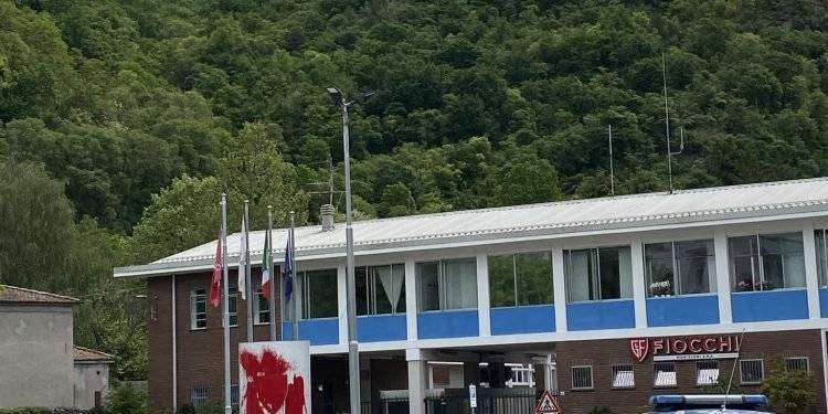 Palestina libera e Ultima Generazione: Lecco, vernice rossa sulla sede di Fiocchi munizioni