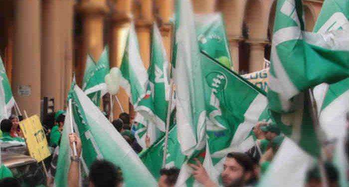 Si barrica in casa dopo aver accoltellato la moglie e i figli