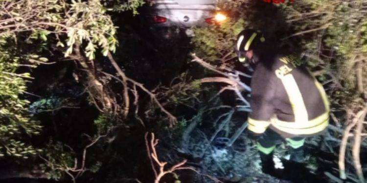 Arzachena, finiscono con l’auto giù da un dirupo: due feriti