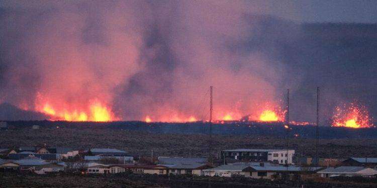 Nuova eruzione vulcanica in Islanda, c’è lo stato di emergenza