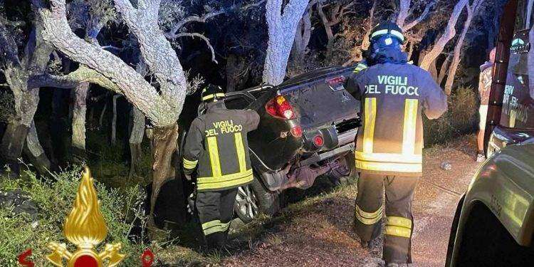 Fuori strada sulla Monti-Berchidda si schianta contro un albero: i Vigili del Fuoco lo estraggono dalle lamiere