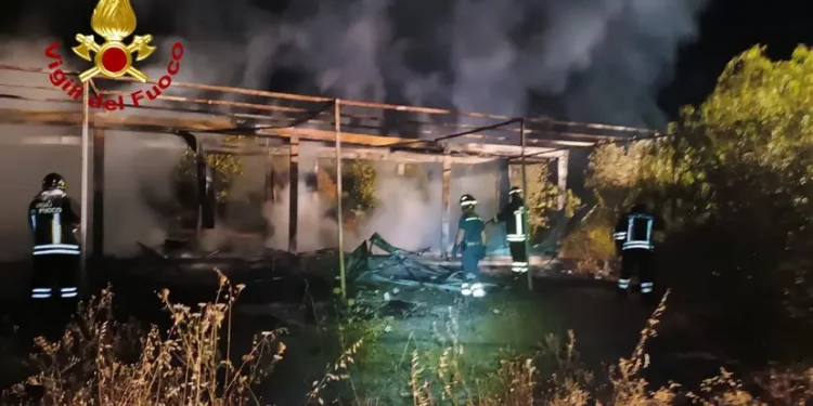 Bari Sardo, fiamme in un cantiere in disuso: si ipotizza origine dolosa