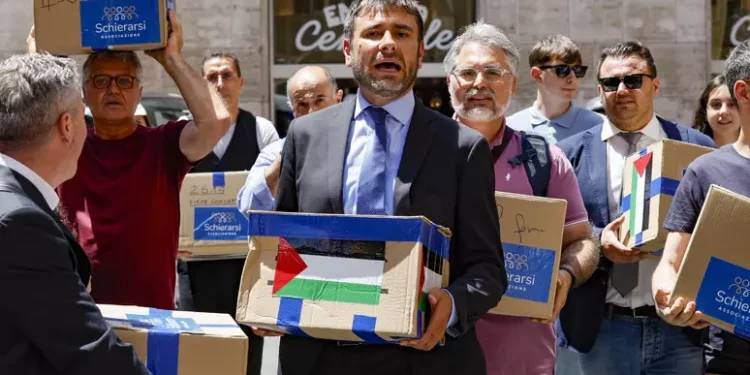 Di Battista in Senato con le firme pro Palestina, governo pavido