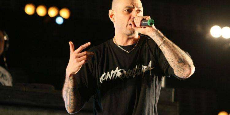 Fabri Fibra in spot elettorale con IA, si muove l’ufficio legale