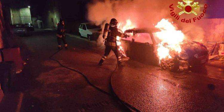 Incendio doloso a Torpè: in fiamme due auto