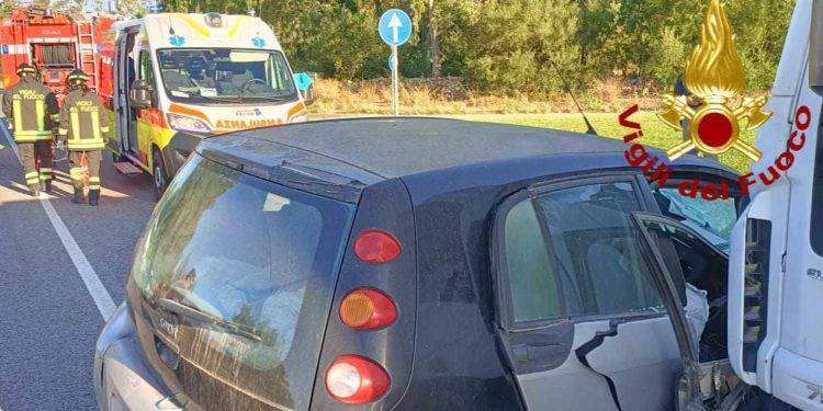 Arzachena, un ferito estratto dalle lamiere