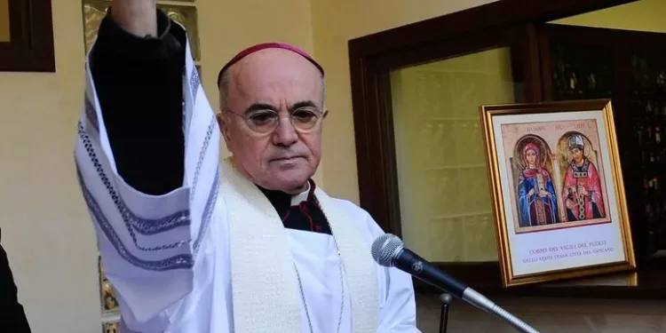 Il Vaticano ha scomunicato monsignor Viganò