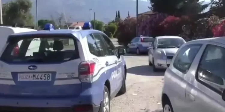 Rapina con sparatoria in centro commerciale a Roma