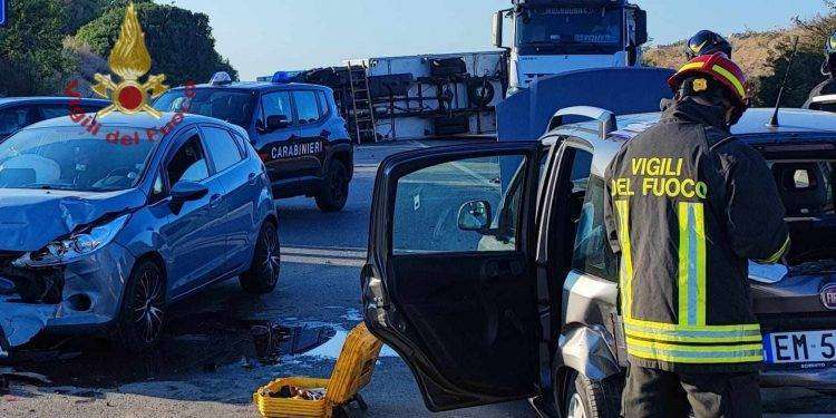 Scontro sulla 125 al bivio di Maracalagonis: furgone ribaltato, due feriti