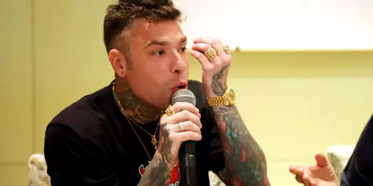 Malore in volo per Fedez, ricoverato e dimesso a Brindisi