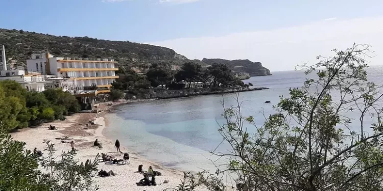 Si tuffa dalla barca e non riemerge, 84enne muore a Cagliari