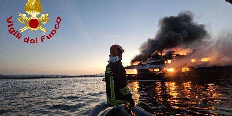 Paura a Olbia, maxi yacht in fiamme