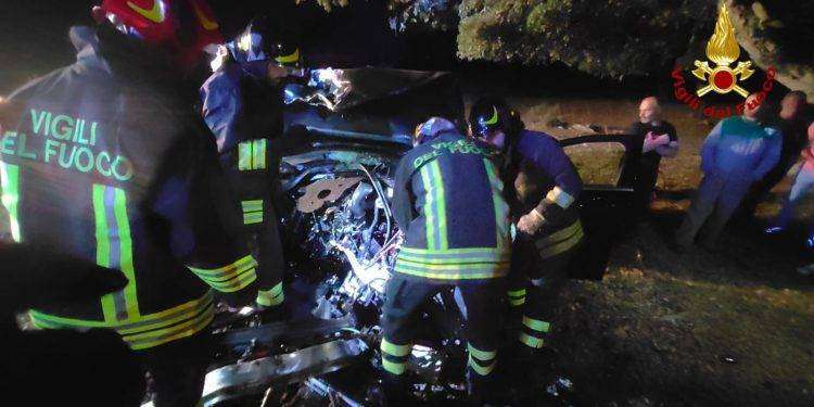 Orune, finisce con l’ auto sull’albero: gravissima una donna