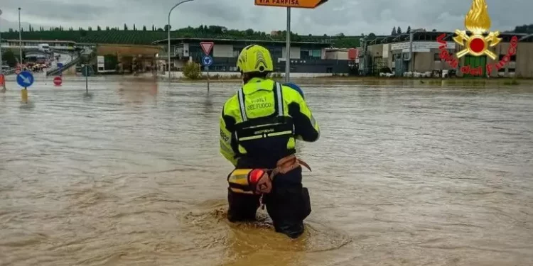 Alluvione in Emilia Romagna, fiumi esondati e migliaia di sfollati. Due dispersi a Bagnacavallo