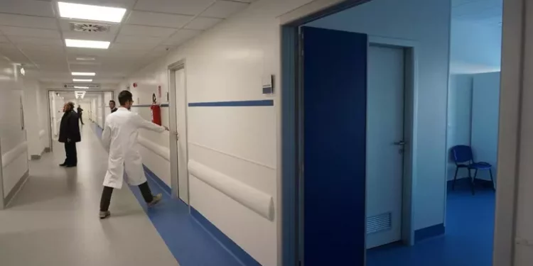 Cade dal secondo piano della scuola, grave uno studente