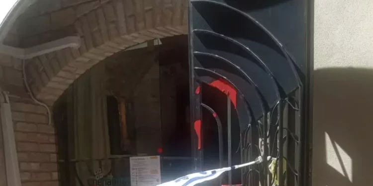 Cagliari, vernice rossa e scritte contro il regime sanguinario israeliano