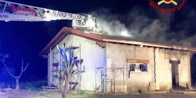 Abitazione in fiamme a Sestu, in azione i Vigili del Fuoco