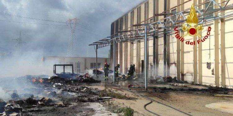 Incendio in un capannone nella zona industriale di Macchiareddu