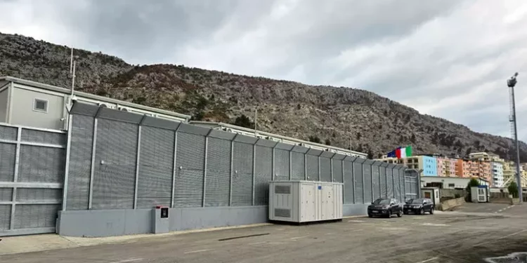 Il Tribunale non convalida il trattenimento dei migranti in Albania, domani torneranno in Italia