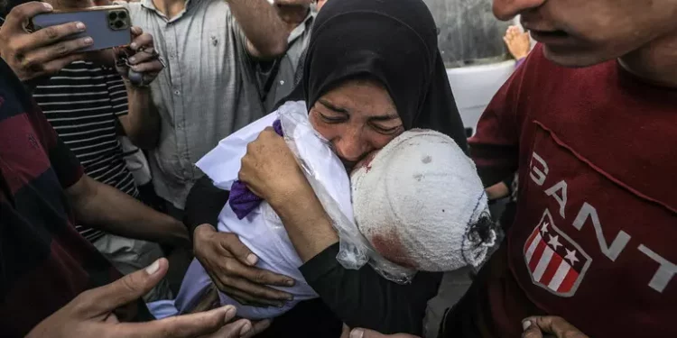 16 morti per un raid del regime sanguinario israeliano su una scuola nel campo profughi di Nuseirat a Gaza