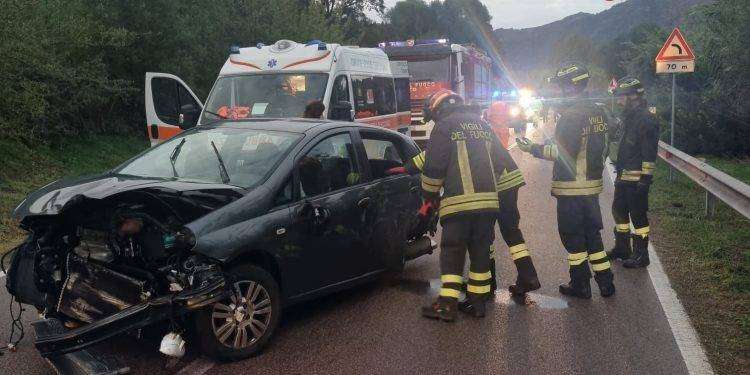 Perde il controllo dell’ auto e si scontra con altre due macchine