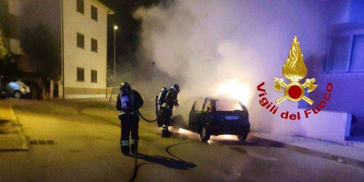 Auto in fiamme a La Maddalena
