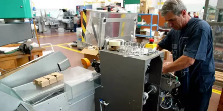 Istat, produzione industriale ad agosto +0,1% mese, -3,2% annuo