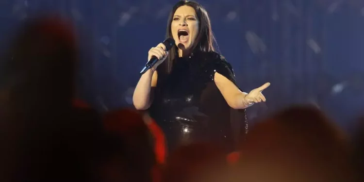 Laura Pausini condivide il palco con artisti emergenti