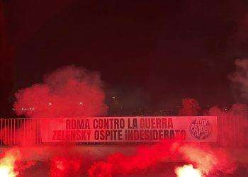 Striscioni di protesta contro la presenza di Zelensky a Roma: “Stop politiche guerrafondaie del Governo Meloni”