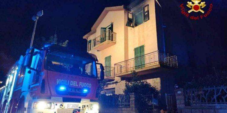 Paura nella notte a Bosa, abitazione prende fuoco: salvate due persone