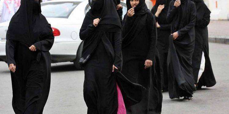 L’Arabia Saudita, alleata dell’Occidente, incarcera e massacra una donna perché senza l’abaya