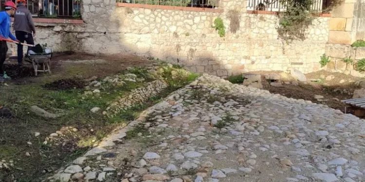 Scavi attorno a Basilica San Saturnino, affiora strada medievale