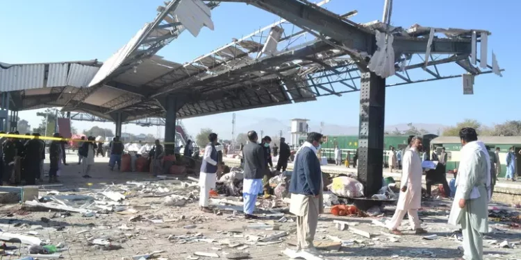 Pakistan: bomba alla stazione di Quetta, i morti sono 22