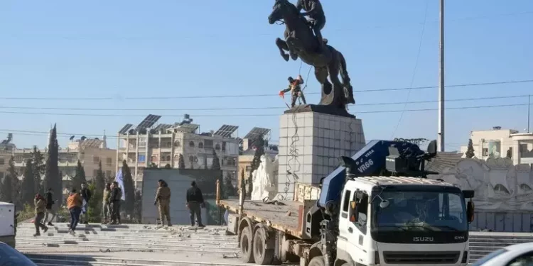 Siria, Jihadisti armati dall’Occidente occupano parte di Aleppo. Decine di migliaia di civili in fuga