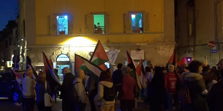 “No alla guerra”, in piazza a Sassari con bandiere Palestina