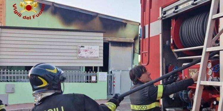 Ozieri, in fiamme officina meccanica