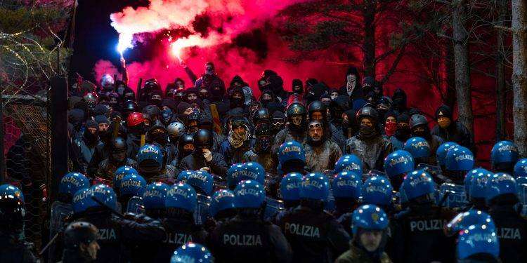 A.C.A.B., la serie in arrivo su Netflix: nel cast Marco Giallini e Adriano Giannini