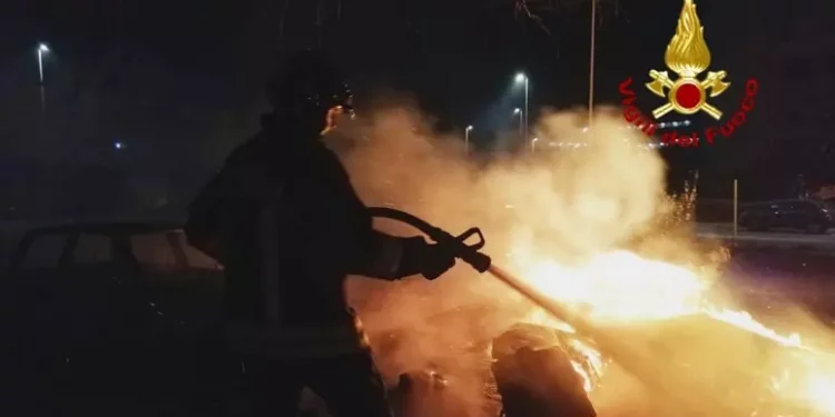 Due auto incendiate nella notte a Sorso, salvate tre persone