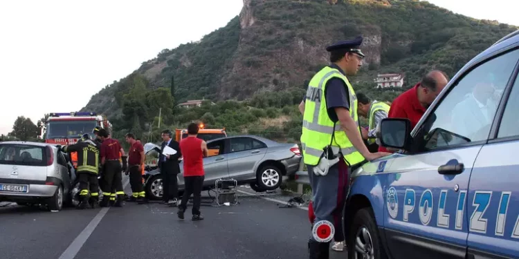 Auto contro cisterna, due morti e tre feriti
