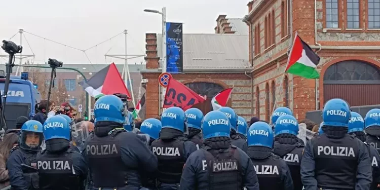 Scontri a Torino al corteo degli studenti