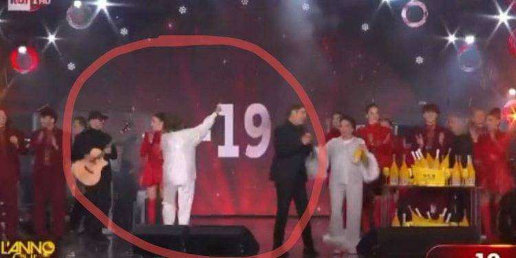 Buon anno, “teste di ca**o”: su Rai Uno il Capodanno con l’insulto in diretta