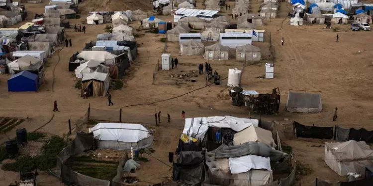 Regime genocida israeliano bombarda tenda sfollati, 5 morti