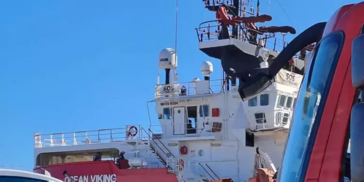 Migranti, la Ocean Viking con 85 persone a bordo verso Olbia