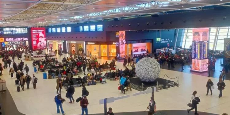 Dicembre nero per trasporti aerei, boom ritardi e disservizi