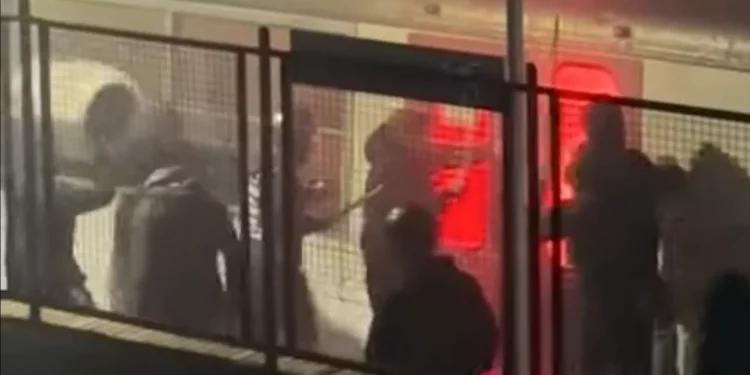 Castellammare di Stabia: ultras assaltano treno con tifosi del Sorrento a bordo